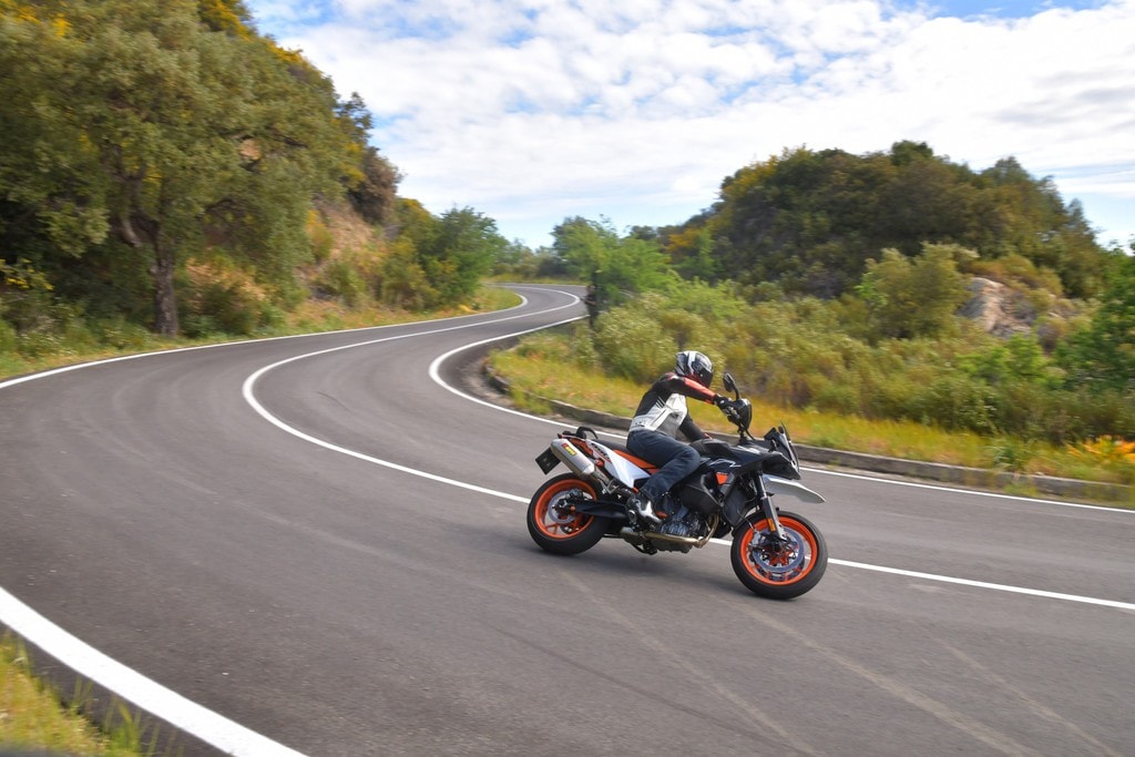 KTM 890 SMT, la prova: una nuova moto da teppisti in città!